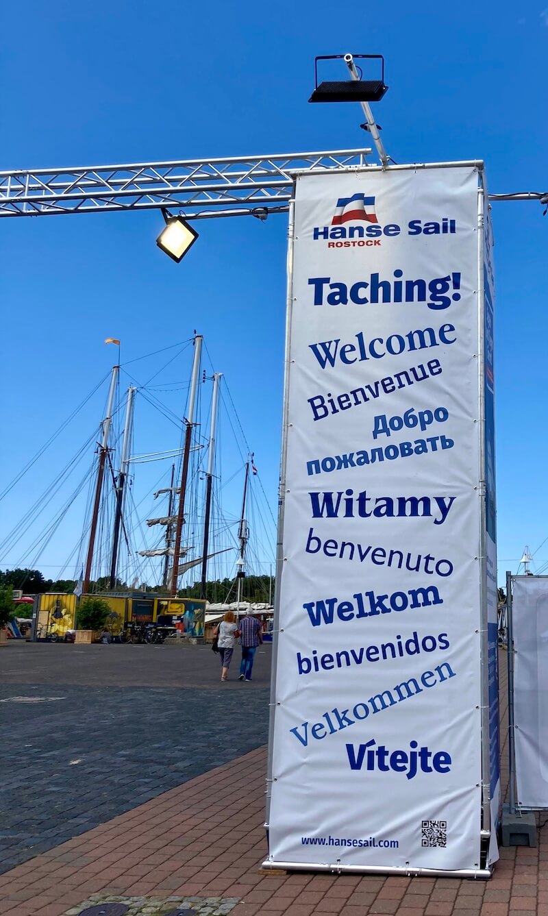 Plattfundstück auf der Hanse Sail in Rostock mit einem Begrüßungstext "Taching"