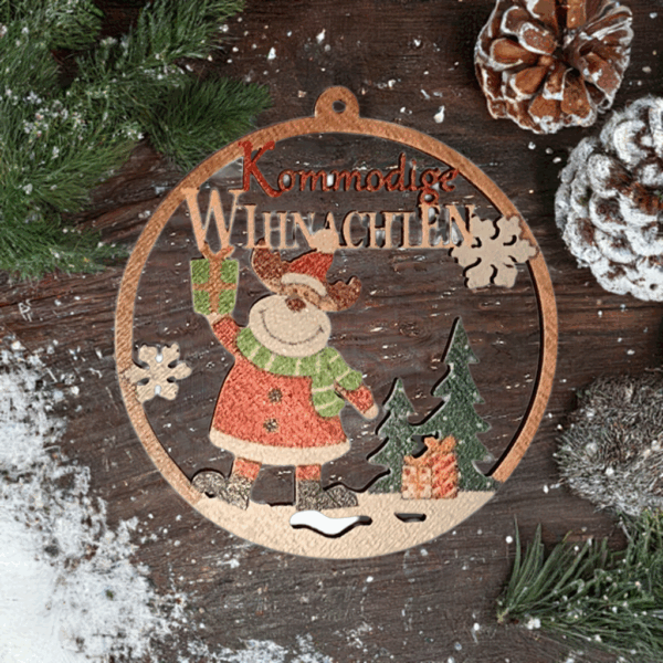 Holz-Weihnachtsanhänger mit Rentier – Motiv "Kommodige Wihnachten" im nordischen Stil.