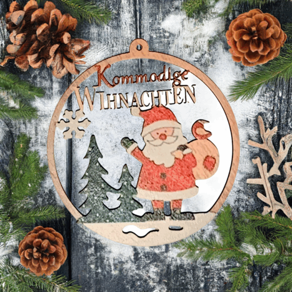 Handgefertigter Holzanhänger mit Weihnachtsmann im Tannenwald – liebevoll gestaltet mit plattdeutschem Weihnachtsgruß.