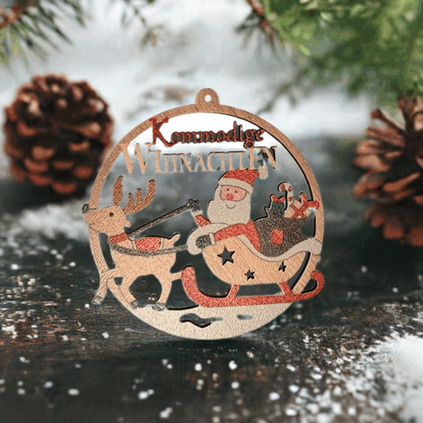 Weihnachtsanhänger aus Holz mit Weihnachtsmann und Geschenkesack – rustikales Motiv mit plattdeutschem Weihnachtsgruß.